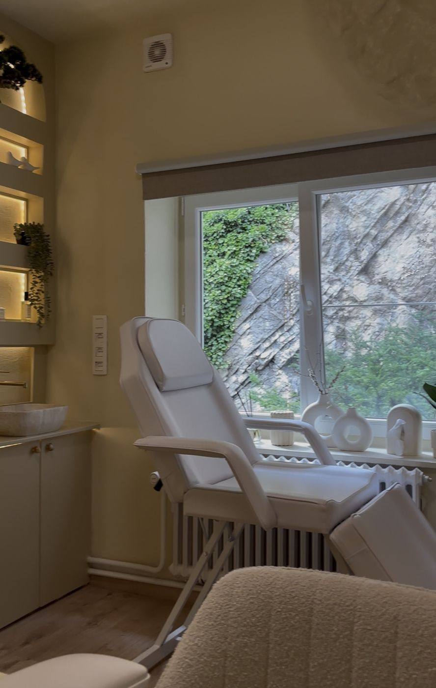 Fauteuil de soin face à la fenêtre et à la roche