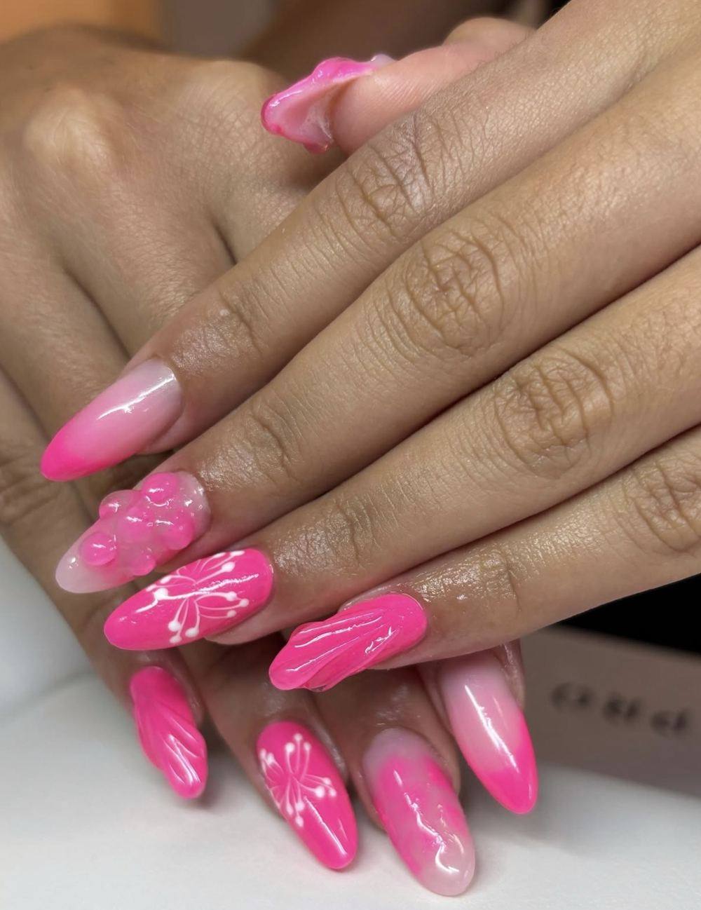Rose néon et nail art en relief